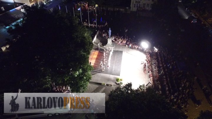 Стотици се стекоха на площад "Иван Вазов" за да отбележат 12-та година  от възстановяването на община Сопот (ВИДЕО)