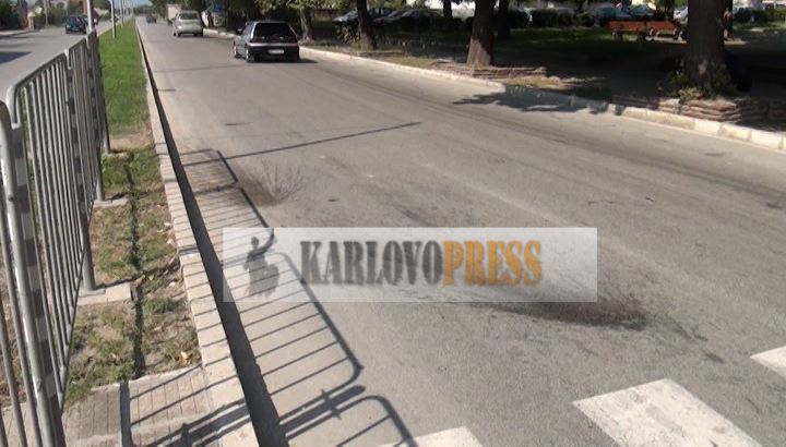 Блъснаха мъж на пешеходната пътека на жп гарата в Карлово (ВИДЕО)
