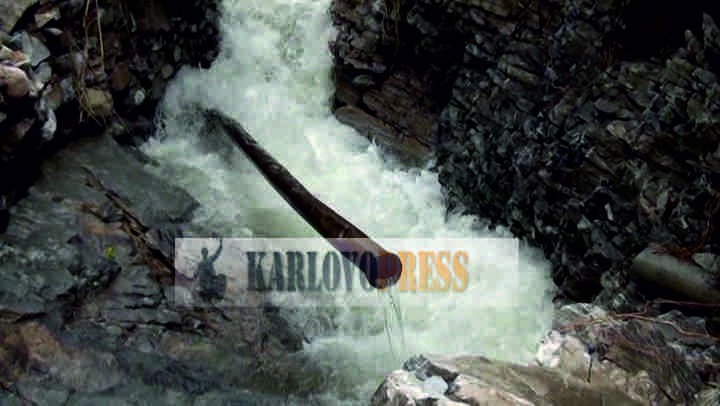 Поройните дъждове отнесоха главен водопровод над Кърнаре (ВИДЕО)