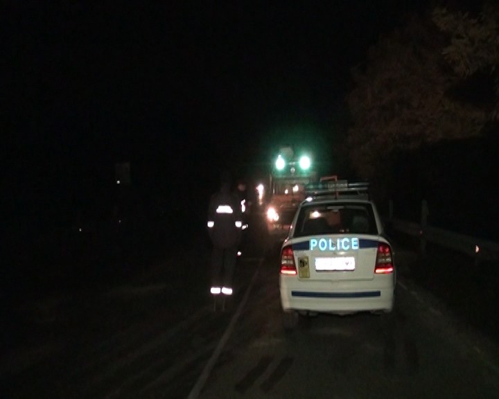 (ВИДЕО) Бус с 33 бежанци  самокатастрофира на Стражата край Калофер, шофьорът на буса избяга