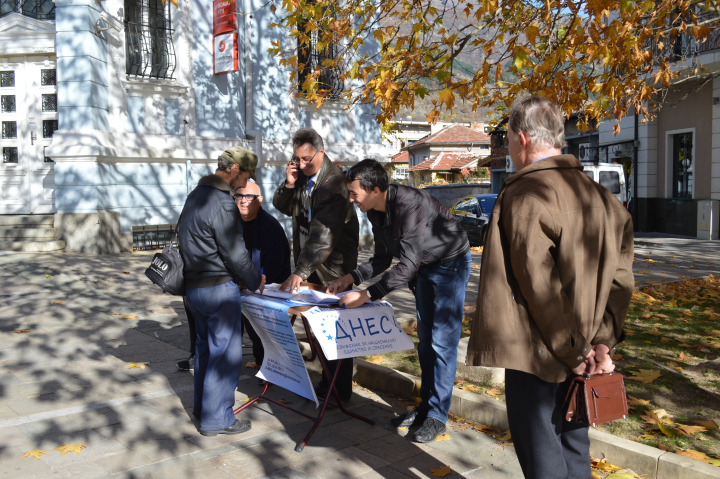За по-малко от ден в района се събраха над 300 подписа за референдума иницииран от екипа на Слави Трифонов