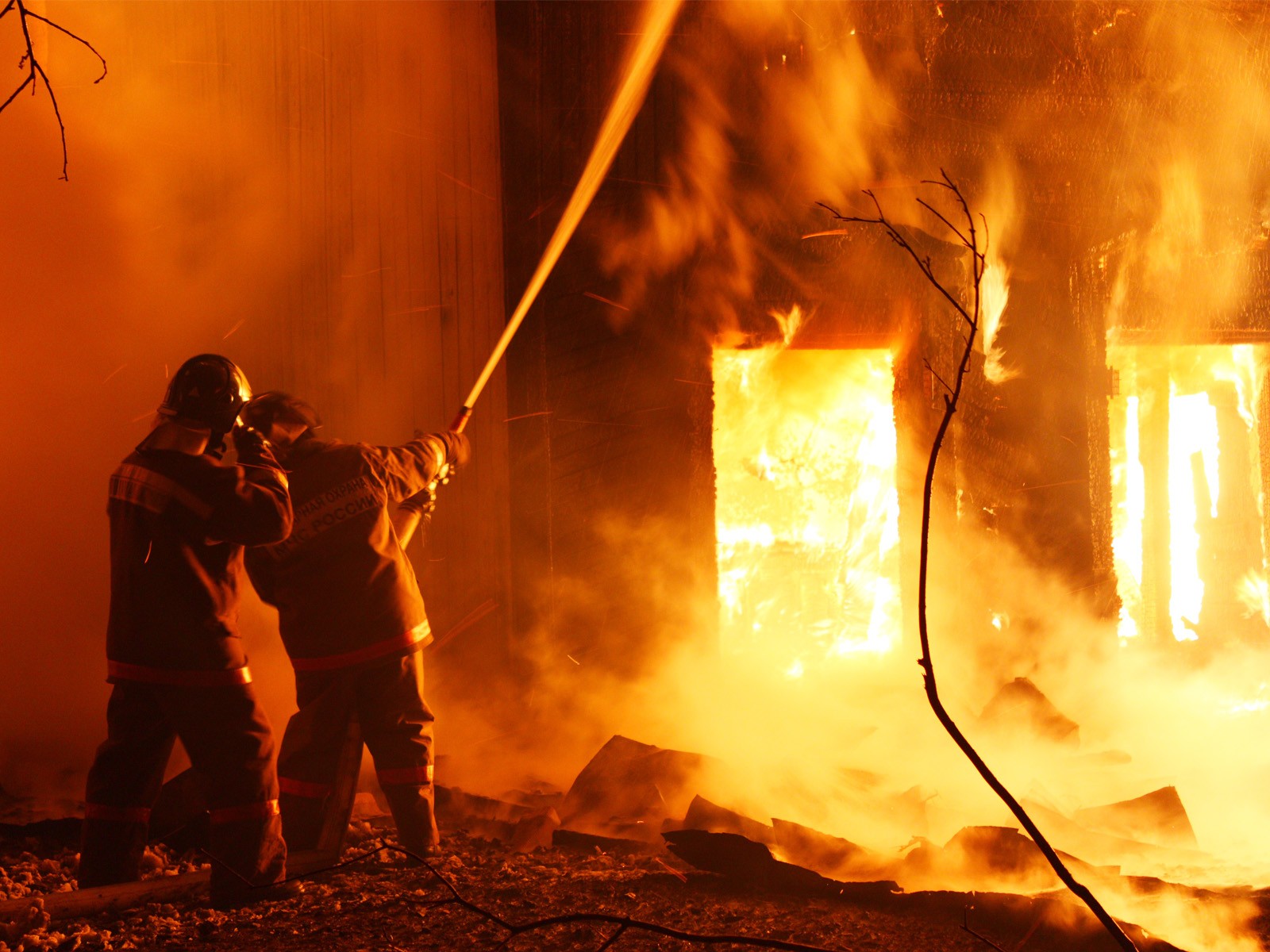 Пожар предизвика значителни материални загуби във винарска изба край село Каравелово
