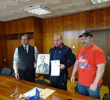 Портрет на Васил Левски и грамота от кмета за спортиста Тодор Капашиков