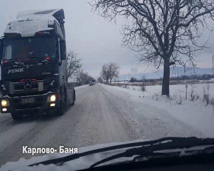 Непочистени пътища след първия голям сняг и в Карлово и Сопот