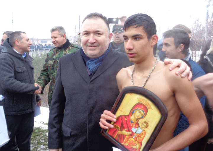 Десетокласникът Димитър Дойчинов хвана Богоявленския кръст в Карлово 