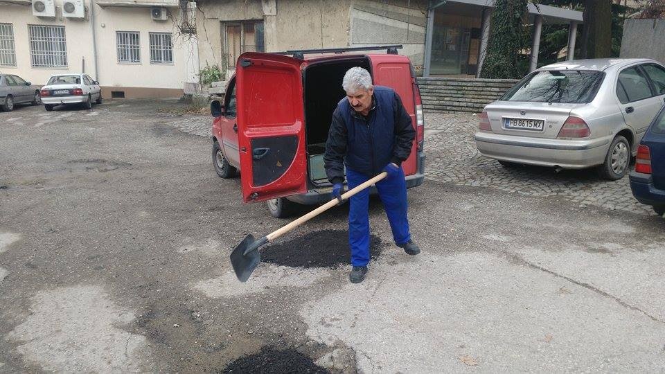 Браво! Общината обезопаси дупката в центъра на Карлово