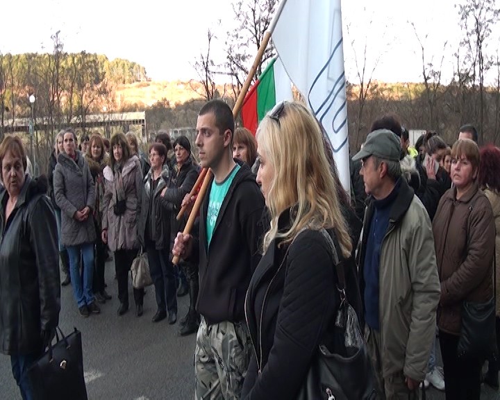 Шивачките от Интендантско обслужване Калофер блокираха пътя София - Бургас
