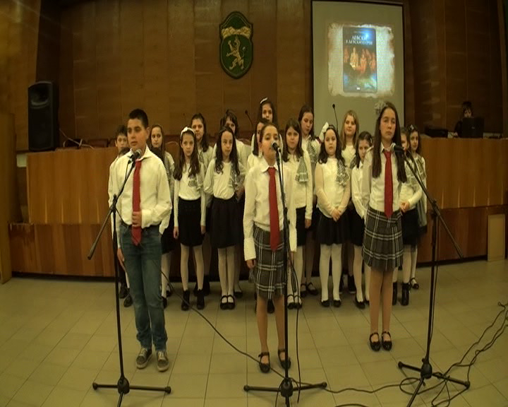 Спектакълът на  учениците от начален курс при СОУ "Васил Левски" развълнува жителите на община Карлово