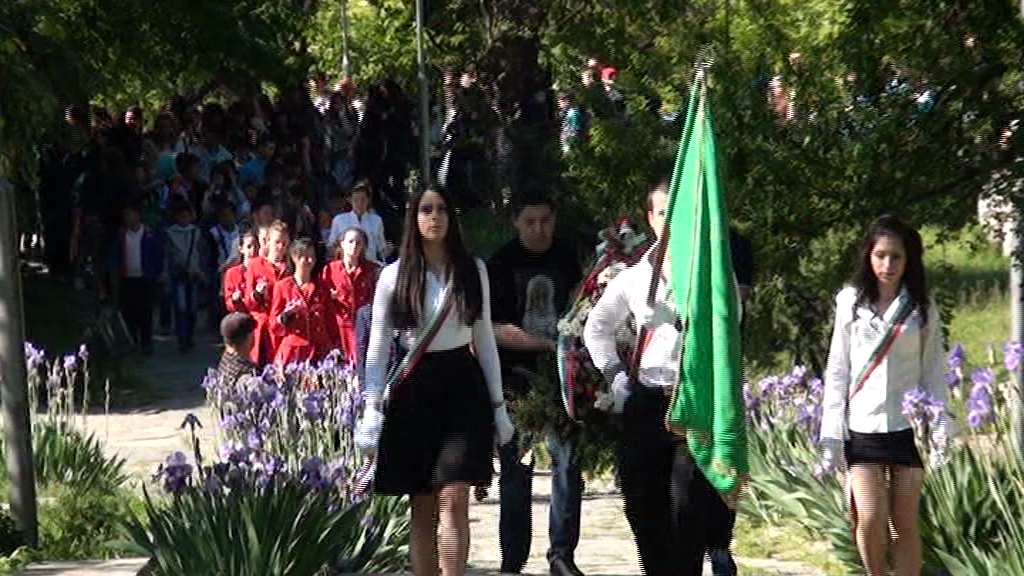 Учениците от СОУ „Христо Проданов” поднесоха венци и цветя пред паметника на алпиниста в родния му град
