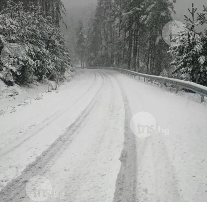Не е за вярване: Сняг на Пампорово, хижа Здравец и Боровец, преспи към Батак СНИМКИ
