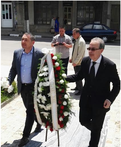 Представители на БАН поднесоха венец пред бюст паметника на генерал Владимир Вазов в Сопот
