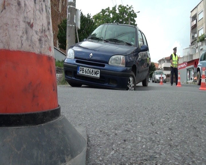 Лек автомобил пропадна в огромна дупка на главния път в Сопот (ВИДЕО)