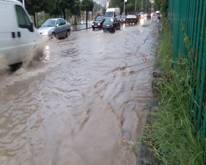 Потоп се изсипа в Карлово и Сопот