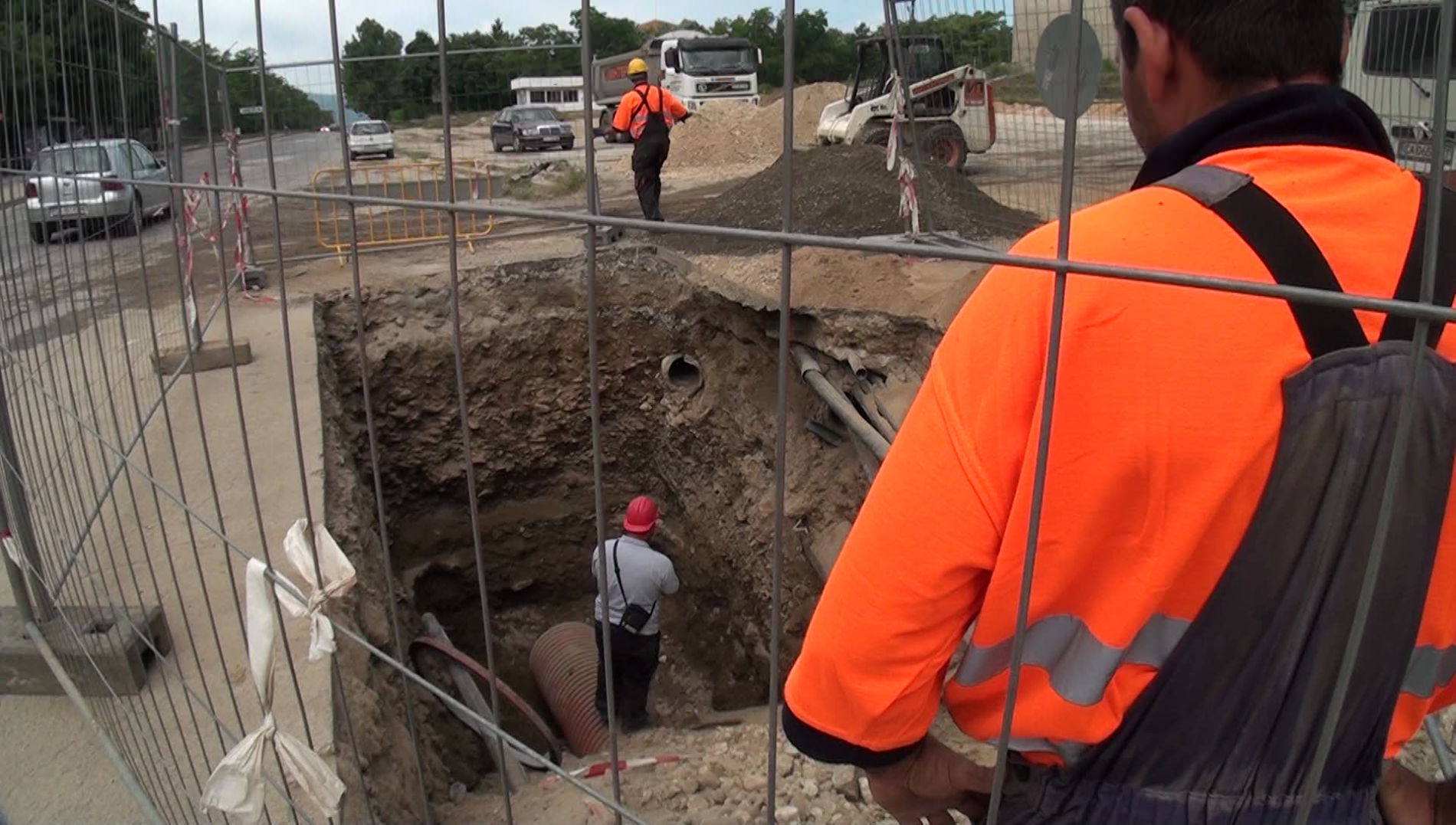 Разкопават главният път в Сопот заради опасната дупка