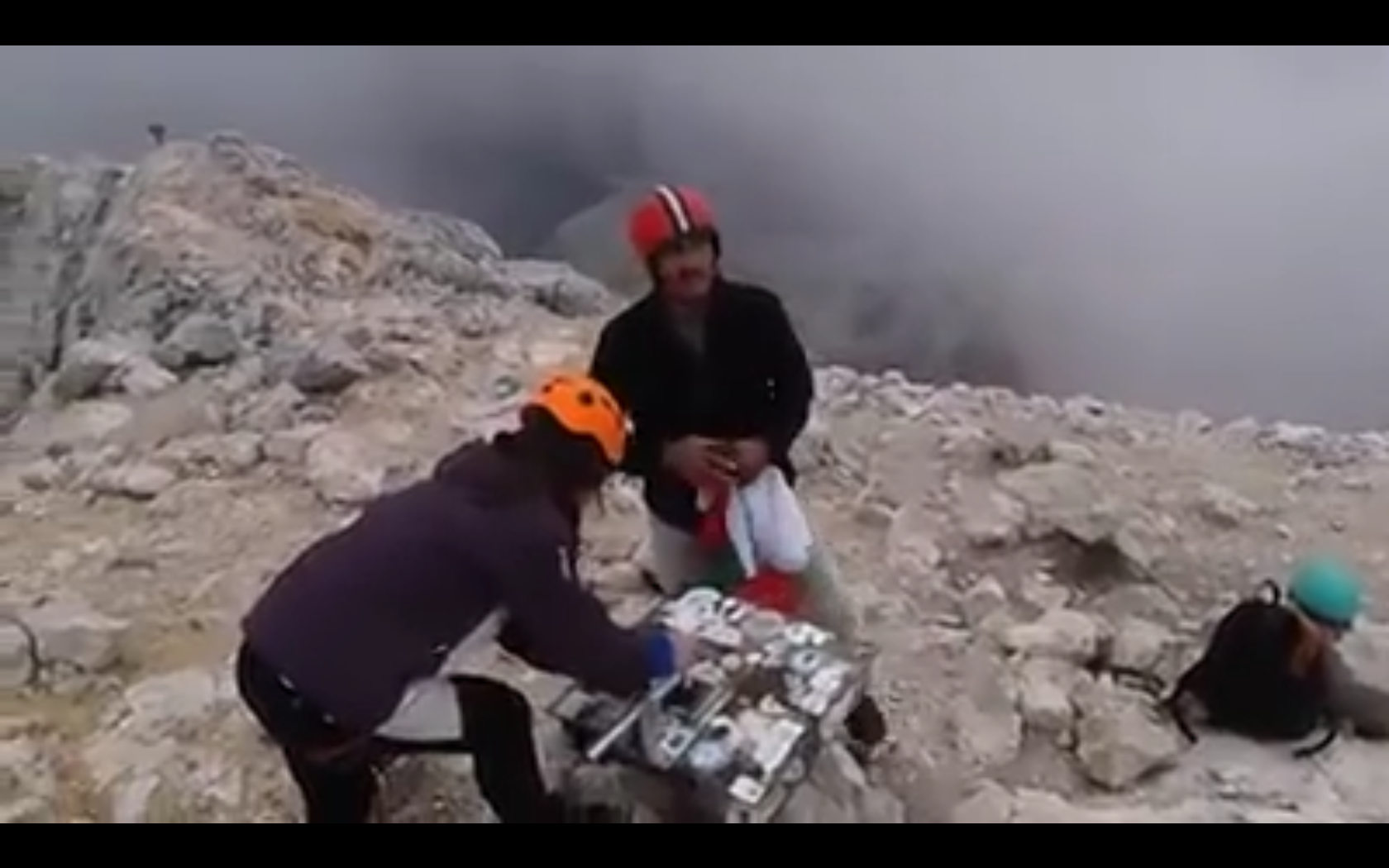 (ВИДЕО) Калоферци покориха връх Триглав в Алпите и надуха гайдите