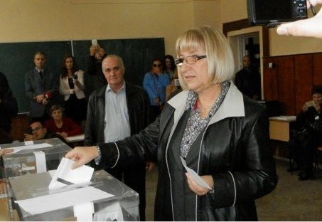 Цачева гласува в Плевен "За повече справедливост в българското общество"