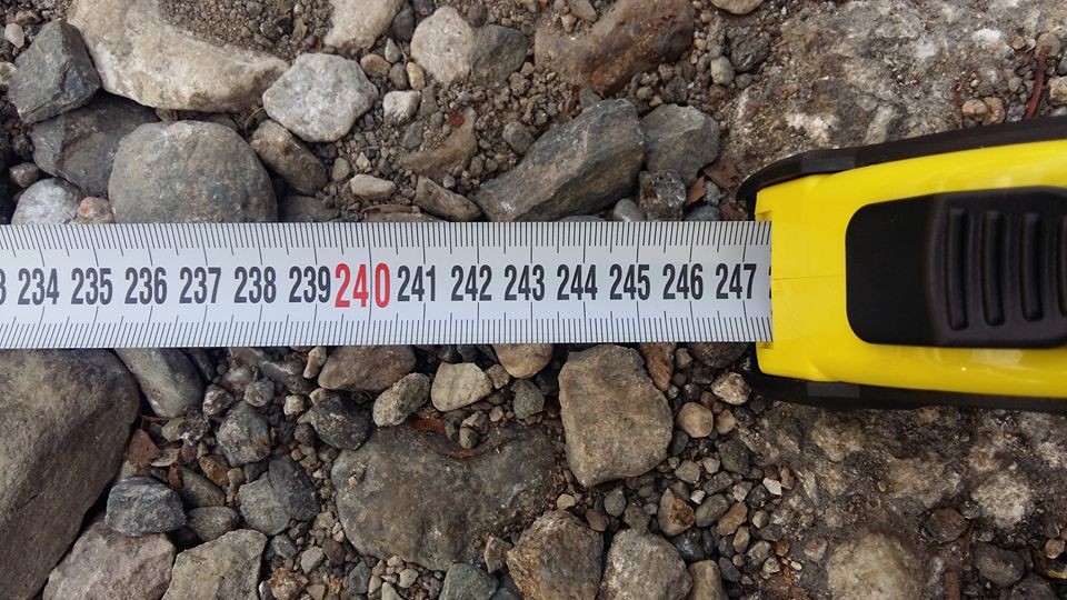(СНИМКИ) Граждани на Карлово мерят дупки рекордьори с ролетка по пътищата