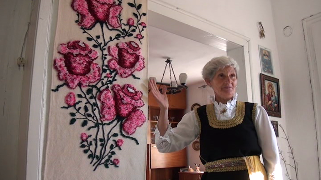 Българска художничка  създаде уникална технология за рисуване с червило върху стан