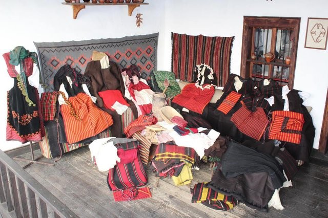 Къща музей „Иван Вазов” Сопот получи голямо дарение на народни носии и битови предмети