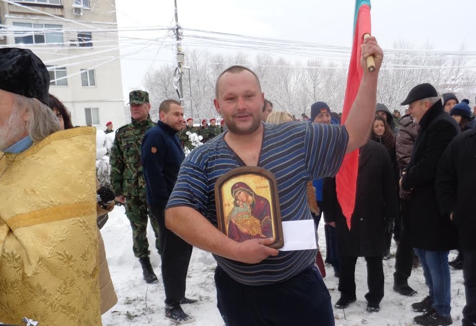 (СНИМКИ) Мирослав Делевски спаси за 4-ти път Богоявленския кръст в Карлово