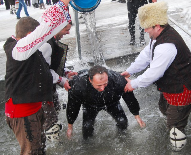 Изкъпаха с ледена вода зам. кмета на Карлово Антон Минев в Сушица (ВИДЕО)