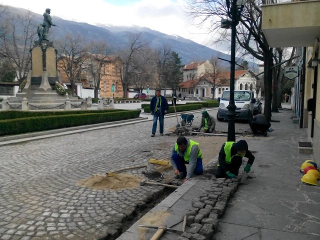 Започна ремонтът на площад Васил Левски в Карлово