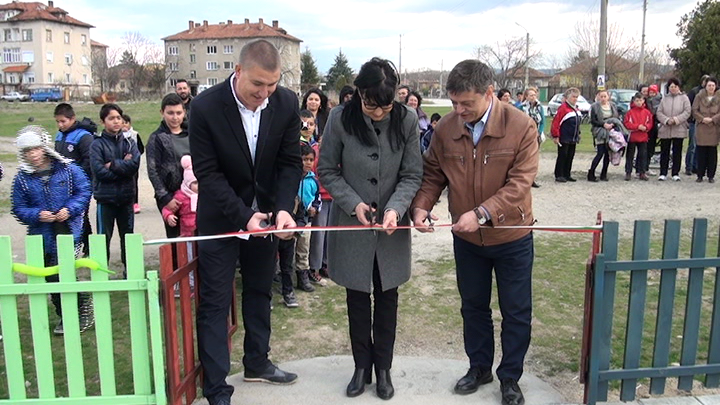 (ВИДЕО) Данка Люртова откри нова детска площадка във Ведраре