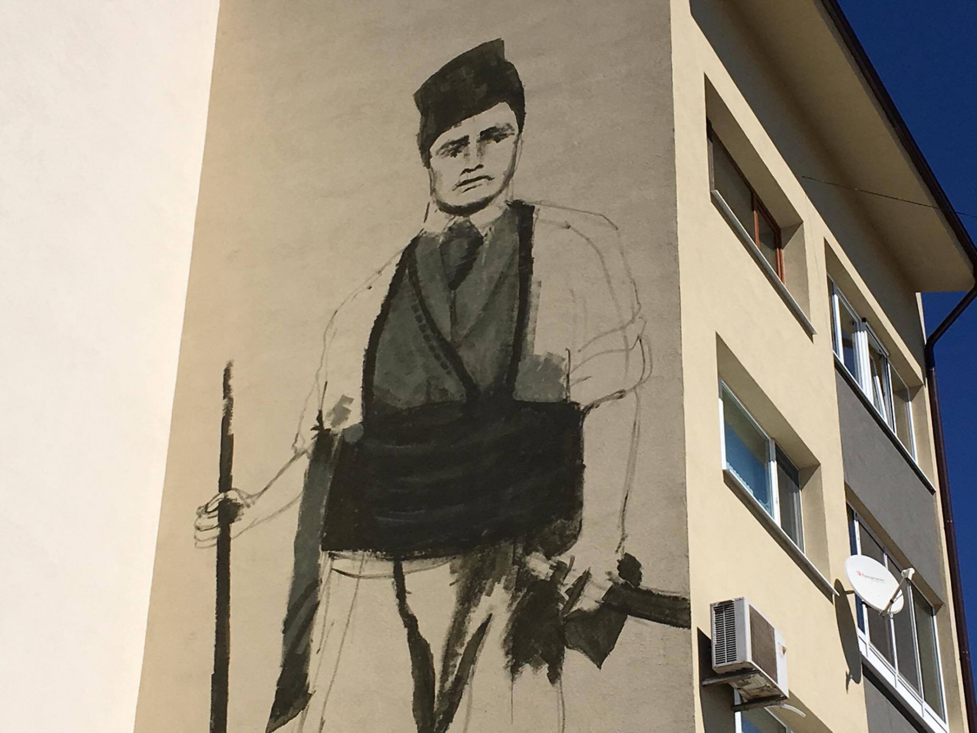 (ВИДЕО) Портретът на Левски на санирания блок в Карлово се оказа само скица