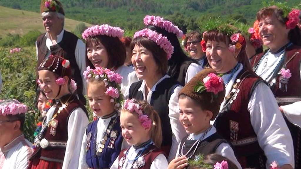 (ВИДЕО) Японски туристи посетиха карловското село Войнягово