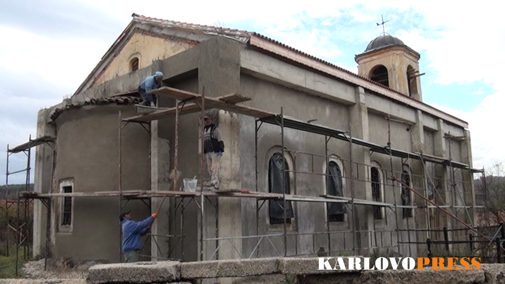 (ВИДЕО) Жители на хисарското село Красново  ремонтират единствения си храм