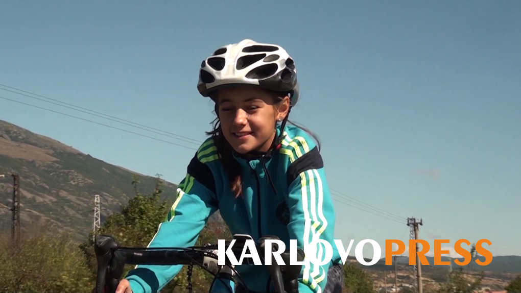 (ВИДЕО) 12 годишната София Петрова от Сопот завоюва златото на Балканското първенство по триатлон в Македония