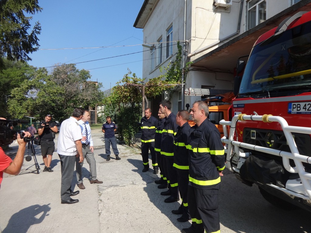 Огнеборците от Карлово получиха почетна грамота от общината за овладяването на големия пожар, който пламна над града