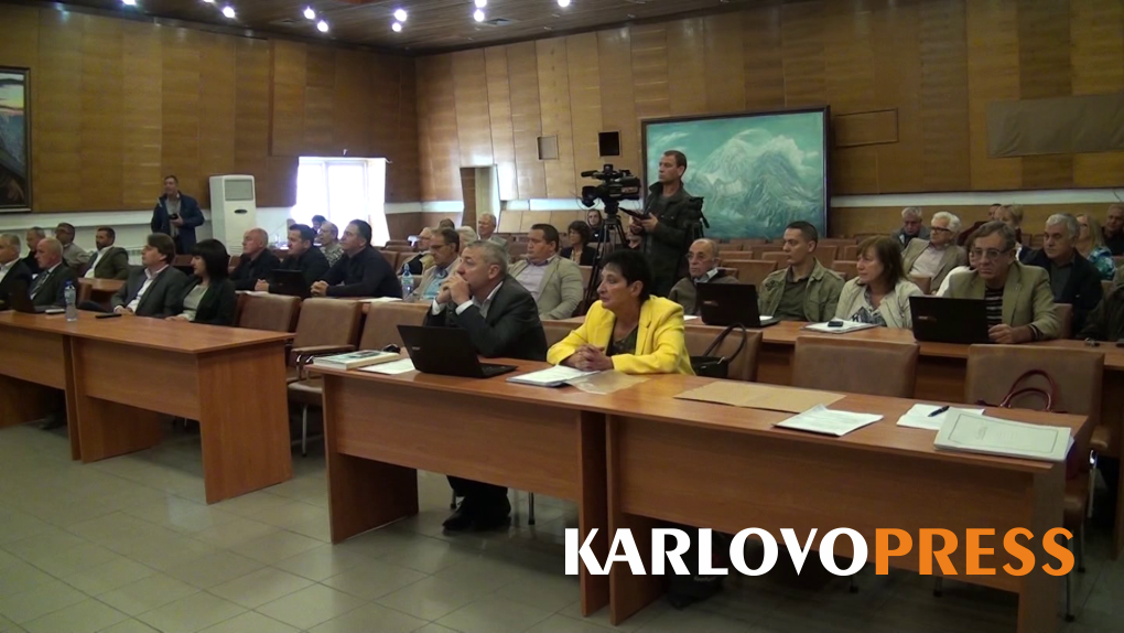 (ВИДЕО) Горещи дебати на сесията в Карлово: Защо  училището в Калофер няма прием след 8-ми клас?