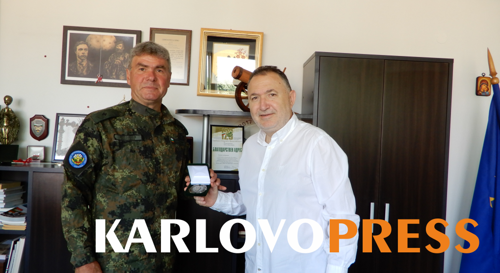 Д-р Емил Кабаиванов връчи почетния знак на Карлово на бригаден генерал Пламен Йорданов