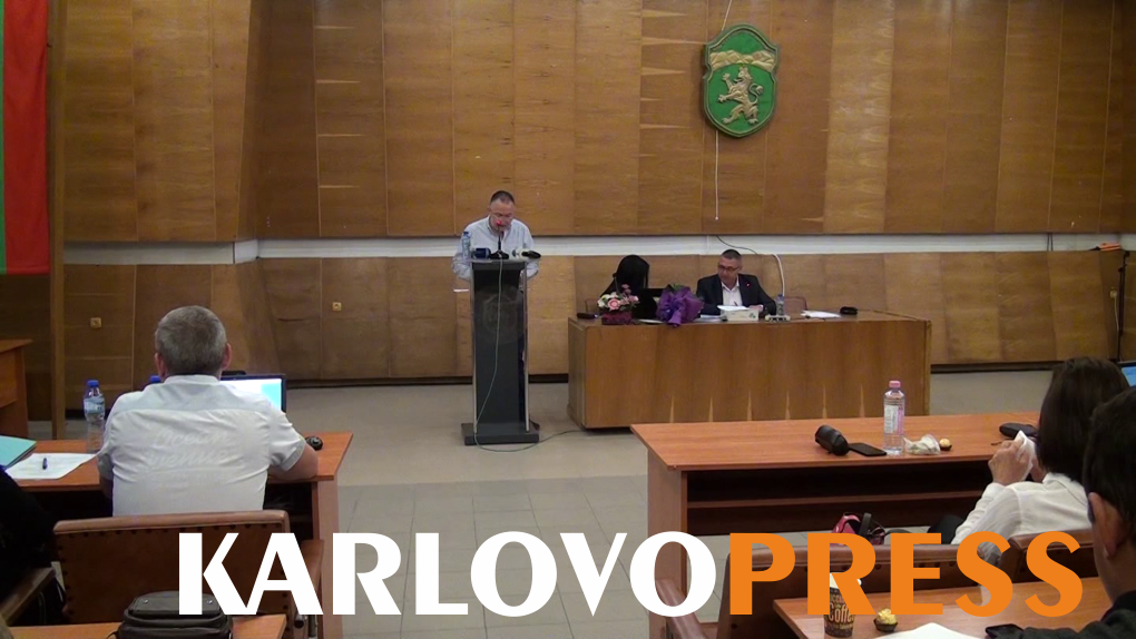 (ВИДЕО) Сесията на Общински съвет Карлово започна с две питания към кмета Кабаиванов