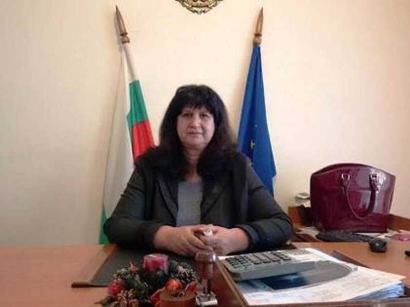 Общинският кмет на Хисаря Пенка Дойкова раздала бонуси на нейните служители два месеца преди изборите 