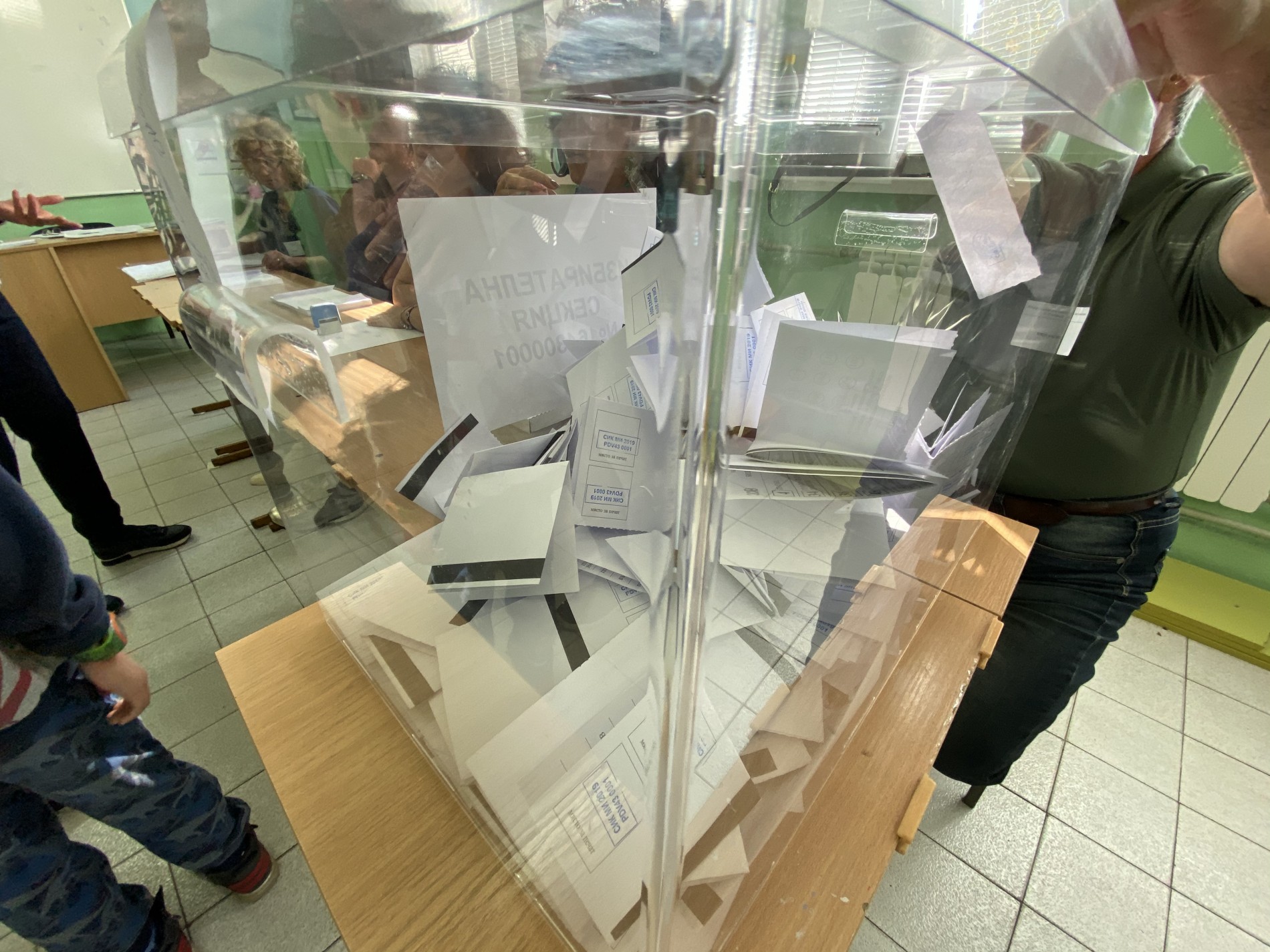 Избирателната активност в община Карлово към 10.00 е 10.7%