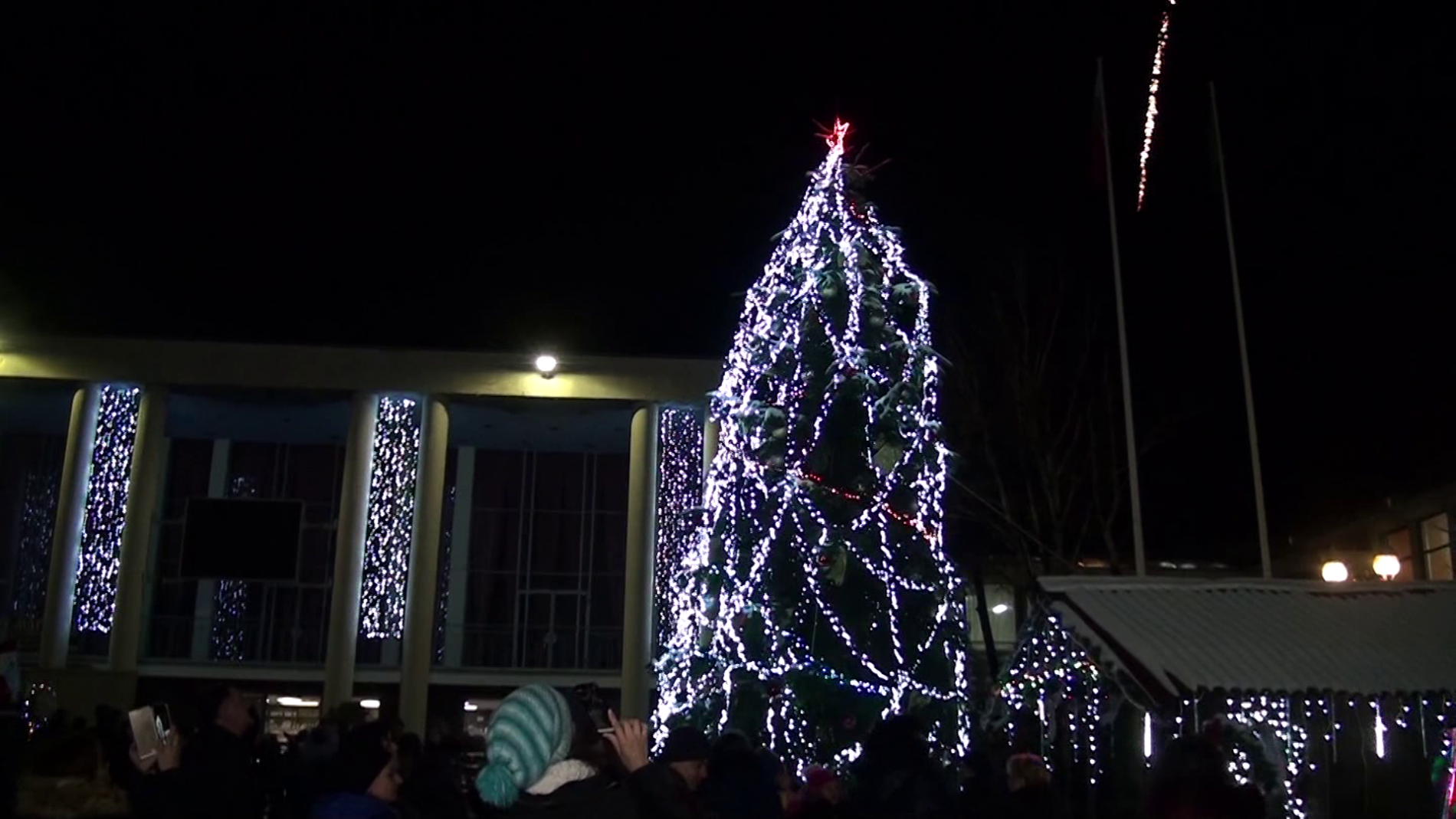 (ВИДЕО) В Карлово грейнаха светлините на Коледната елха
