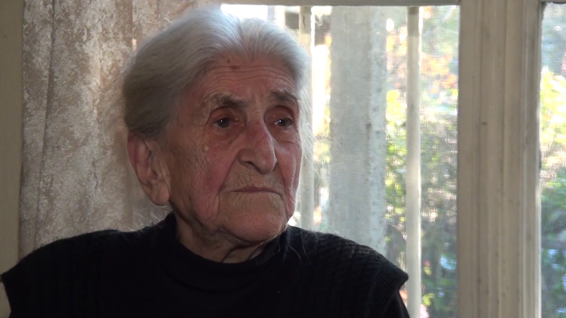 (ВИДЕО) 90 годишна бивша преподавателка по математика от Васил Левски помага на ученици в района