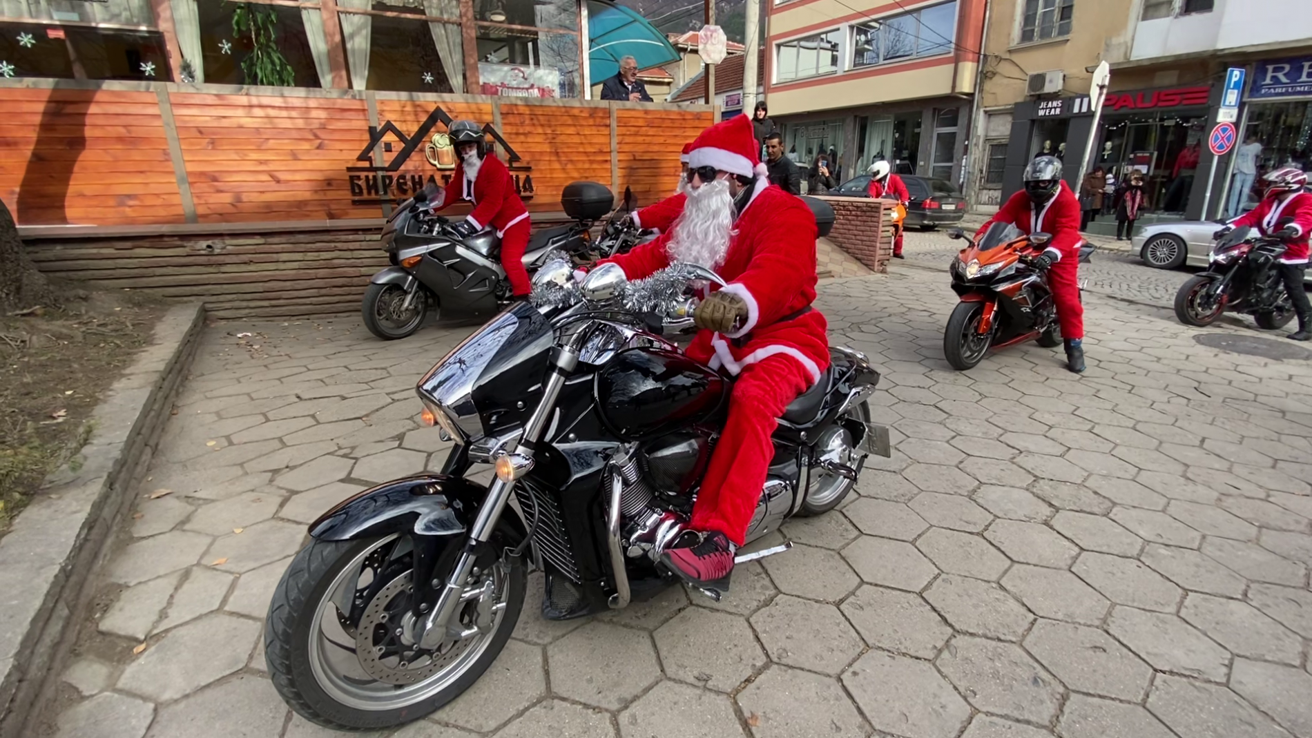 (СНИМКИ) Рокери, преоблечени като Дядо Коледа носят подаръци на децата в Карлово