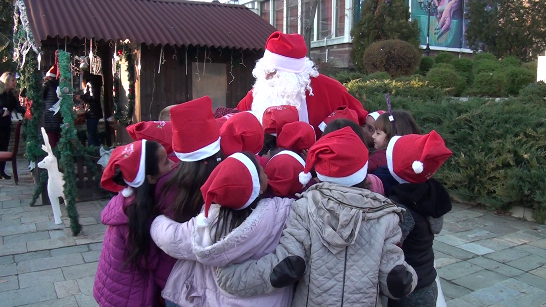 (ВИДЕО)  Много деца и хубаво време посрещнаха Дядо Коледа в Карлово