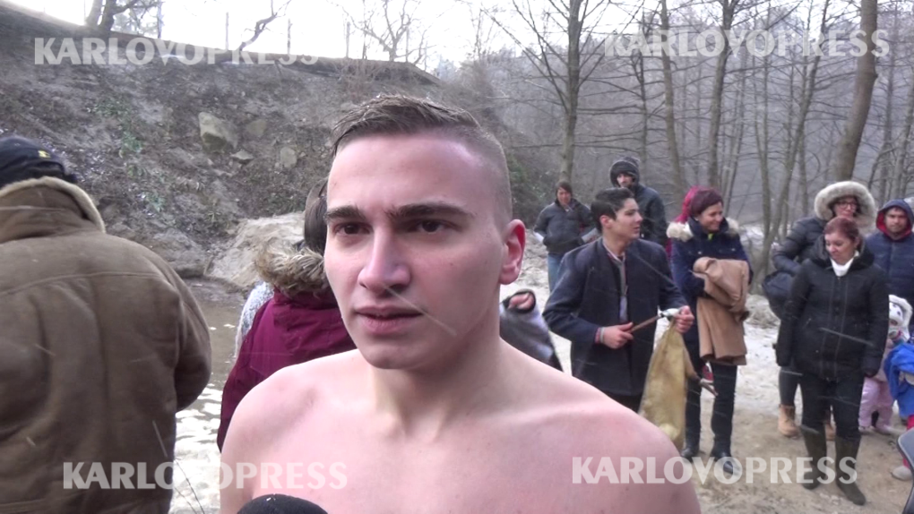 (ВИДЕО) Студентът Лъчезар Кунчев извади кръста от Манастирска река в Сопот