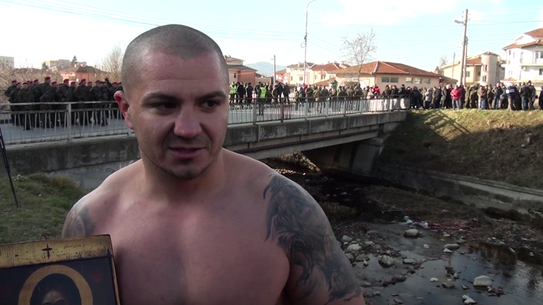 Военнослужещият Станимир Бумбалов извади кръста от Стара река в Карлово
