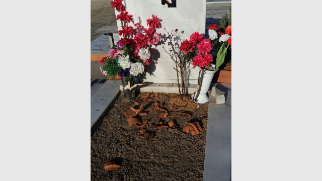 Вандали изпочупиха паметници в гробищния парк в Баня
