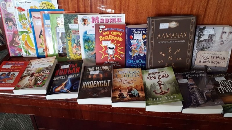 Нови книги радват читателите в Сопот благодарение на Коледния базар