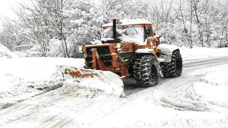 Община Карлово призовава:При започване на снеговалежите освободете незабавно пътните платна от паркирани автомобили