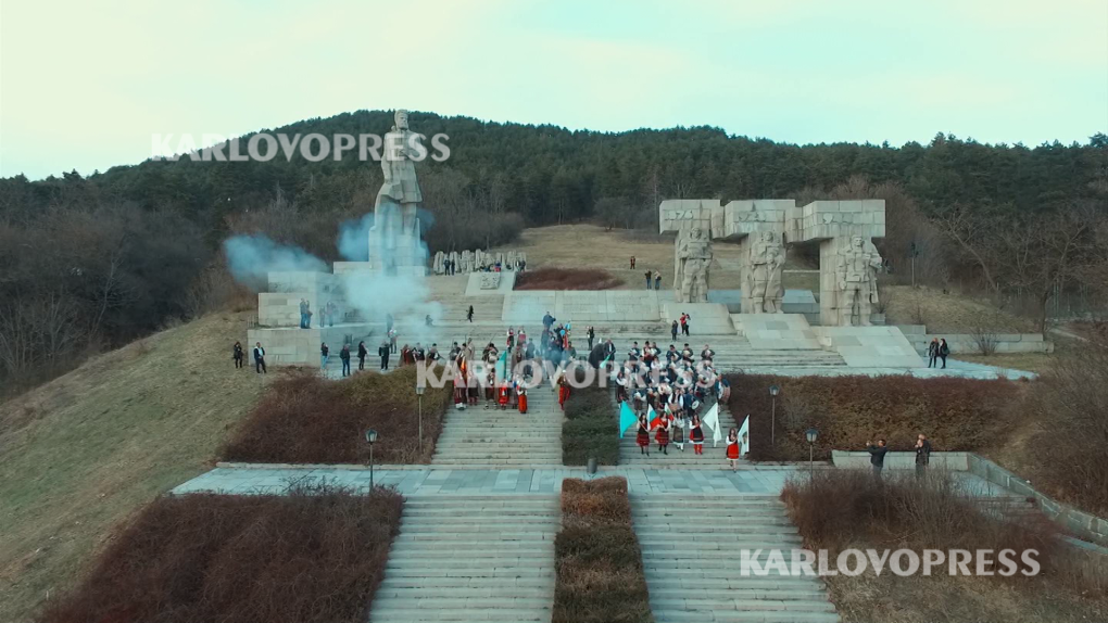 (ВИДЕО) Гайди огласиха Калофер  по повод националния празник на България