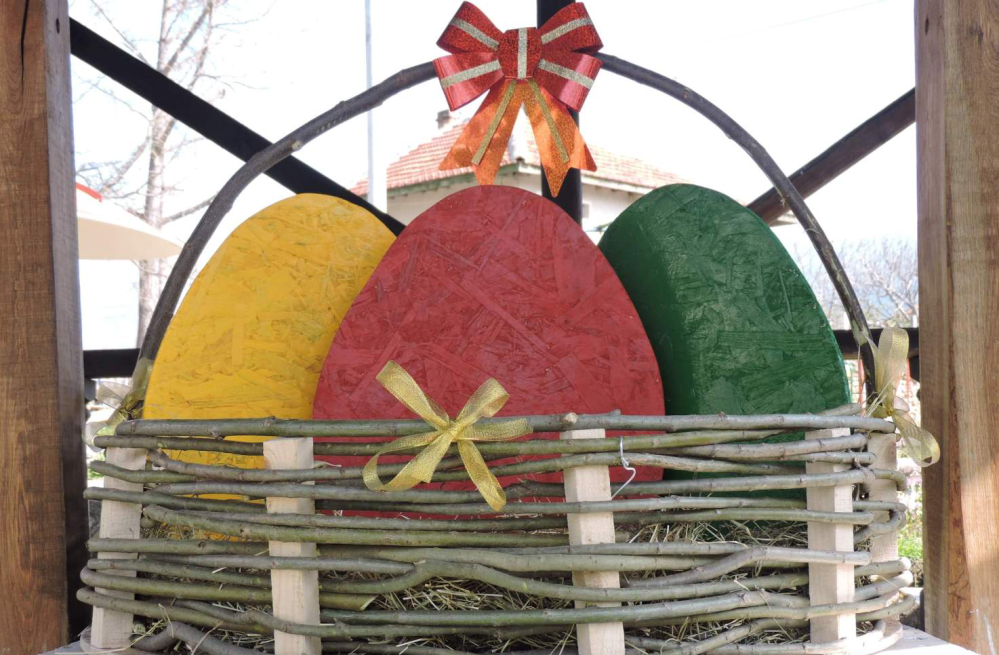Столетово украси площада за Великден 