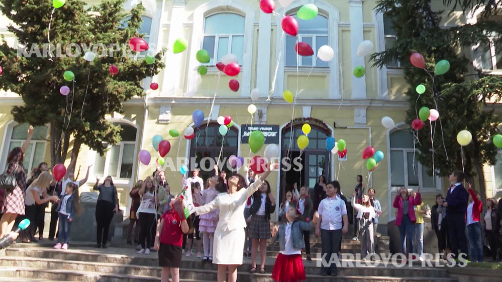 /ВИДЕО/ Хиляди балони полетяха над Карлово за 24 -ти май