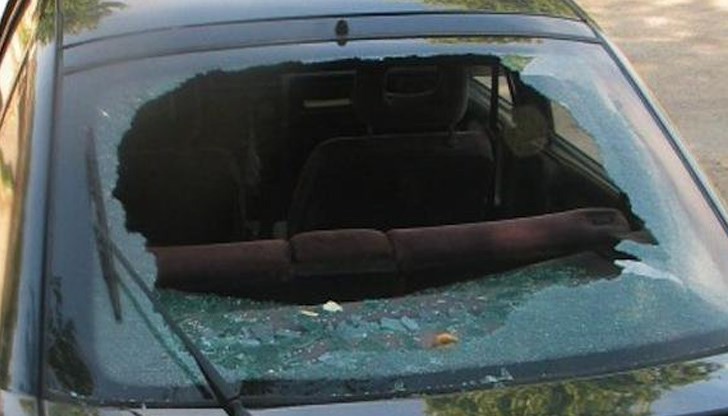РУ Хисаря задържа 25 годишен, защото счупил с камък стъкло на преминаващ автомобил